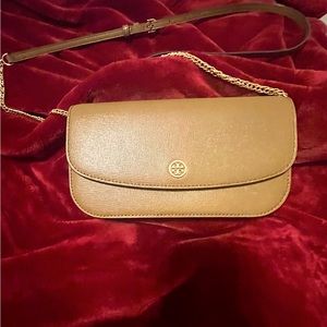 Tory Burch 
ROBINSON CHAIN WALLET

Color
Bistro Brown